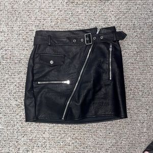 Black pleather mini skirt ✨